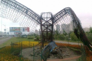 На киевском проспекте Бажана неизвестные сожгли скульптуру орла
