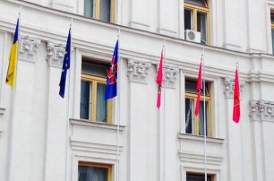 Перед зданием МИД вывесили флаги силовых структур Украины