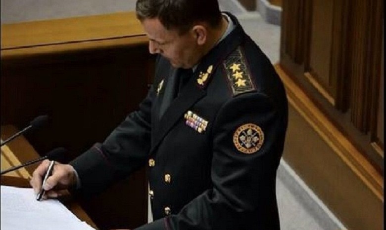 Новый министр обороны подписал присягу ручкой с закрытым колпачком