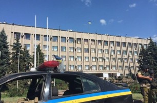 В Славянске поднят украинский флаг, работает гуманитарная миссия