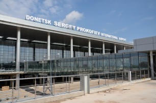 В районе аэропорта в Донецке слышны взрывы