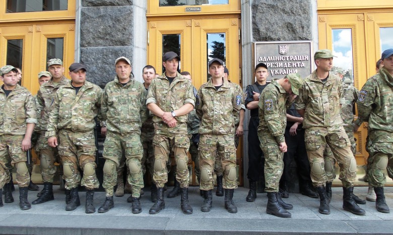 Родственники Небесной сотни под АП повздорили с бойцами батальона «Киев-1»