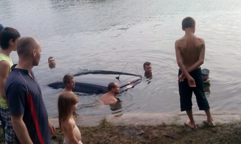 В Кировограде водитель случайно утопил свой автомобиль