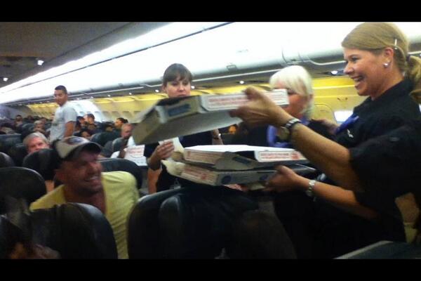 Пилот заказал пиццу для всех пассажиров