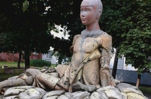 Памятнику Дюймовочки прилепили голову мальчика-манекена