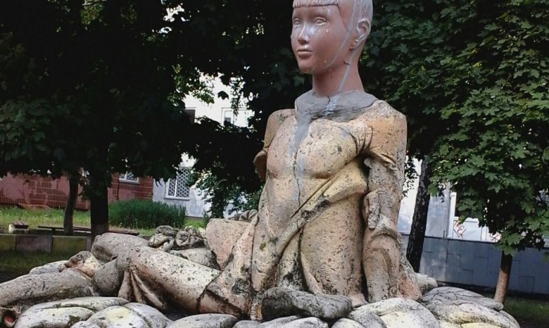 Памятнику Дюймовочки прилепили голову мальчика-манекена