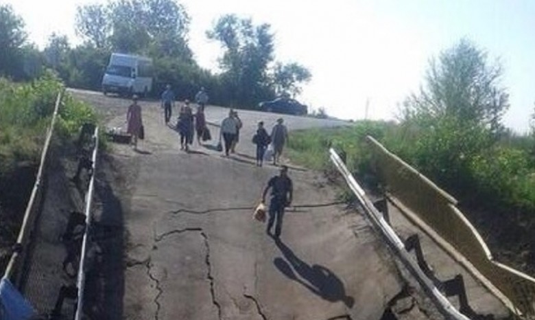 В Луганской области взорвали мост через реку Айдар