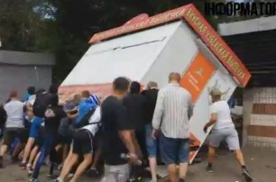 В Киеве неизвестные перевернули киоск с узбекской выпечкой