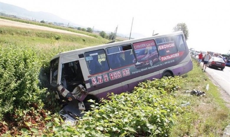 На Закарпатье пассажирский автобус столкнулся с автомобилем