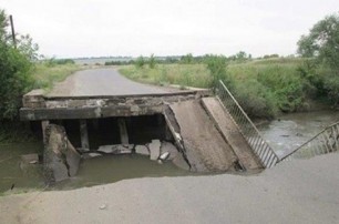 В Луганской области взорвали мост через реку Лугань