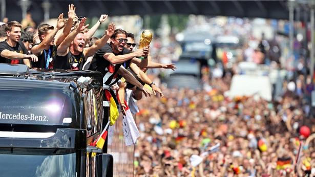 Немецкие футболисты повредили Кубок мира