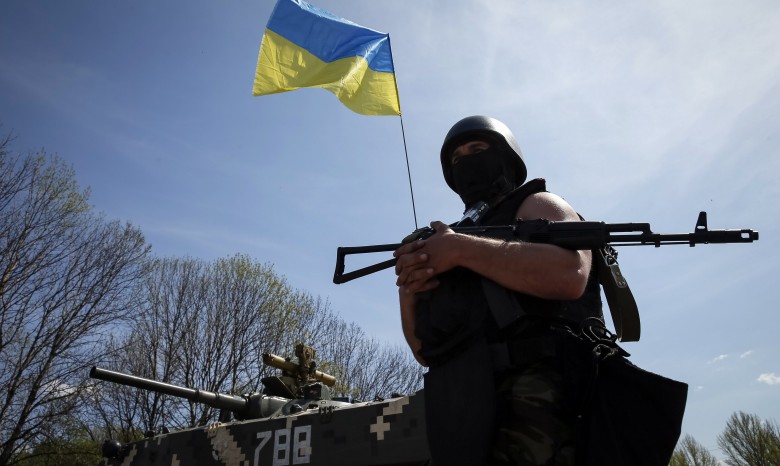 Силовики подняли флаг Украины над Дзержинском
