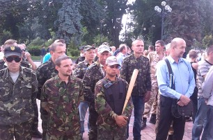 Активисты под Радой требуют отставки Литвина и Авакова