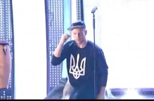 Иван Дорн вышел на сцену «Новой волны» в футболке с трезубцем