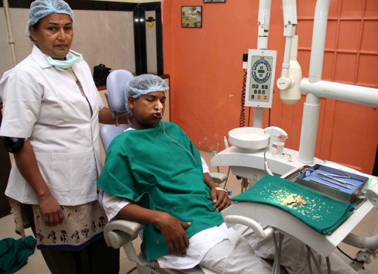 Тинейджеру из Индии удалили 232 зуба