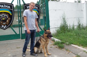Собаки-саперы проверяют поезда с Донбасса