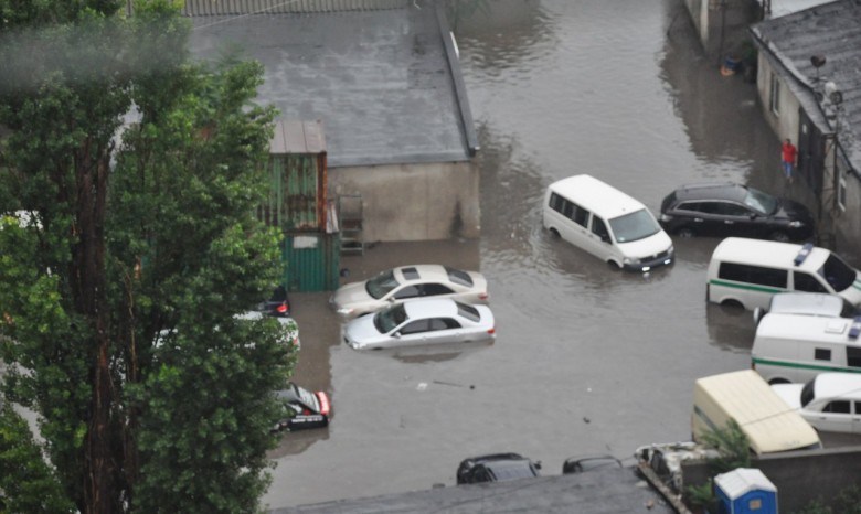 Из-за мощного ливня в Одессе затопило улицы