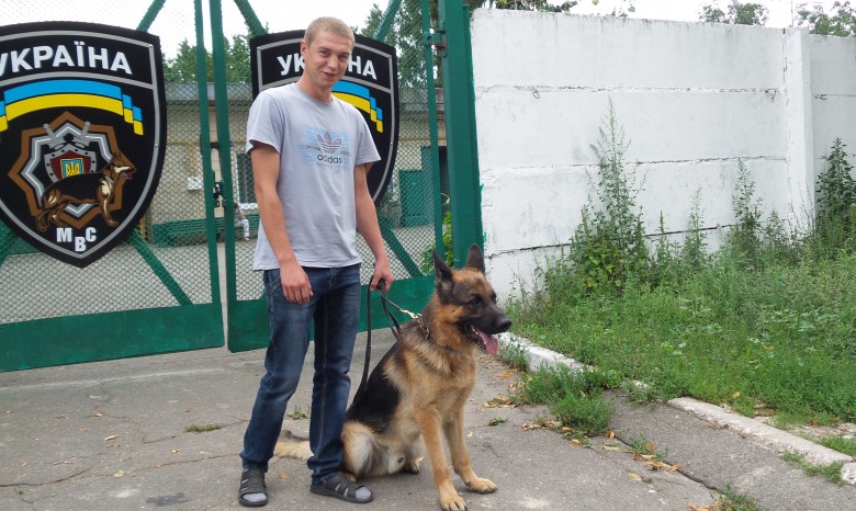Собаки-саперы проверяют поезда с Донбасса
