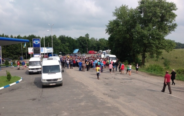 Жители Черновицкой области протестуют против мобилизации, перекрывая дороги
