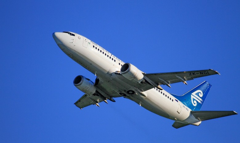 Семь авиакомпаний пустили самолеты в обход Украины