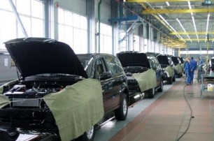 Из-за падения спроса автомобилестроители останавливают производство
