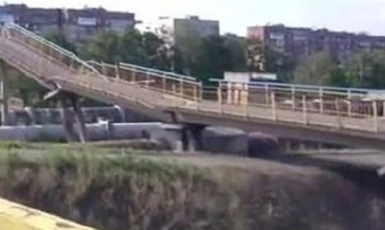 Сторонники ДНР взорвали пешеходный мост в Горловке