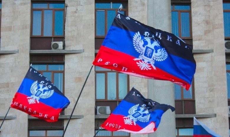 Возле здания СБУ в Донецке звучат выстрелы и взрывы