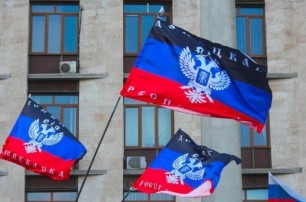 Возле здания СБУ в Донецке звучат выстрелы и взрывы