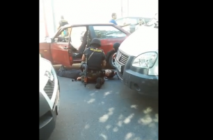 В Киеве посреди дороги убили человека (видео)
