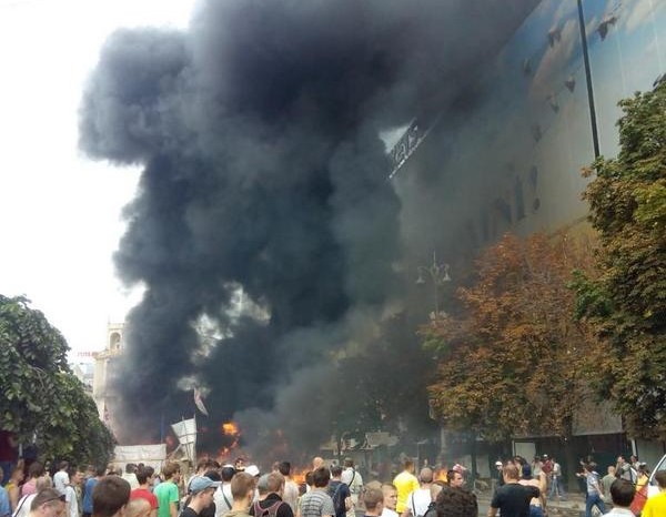 На столичном Майдане горят покрышки и палатки