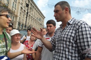 Зачистка Майдана: Кличко делал селфи с фанатами, на площади пылали палатки