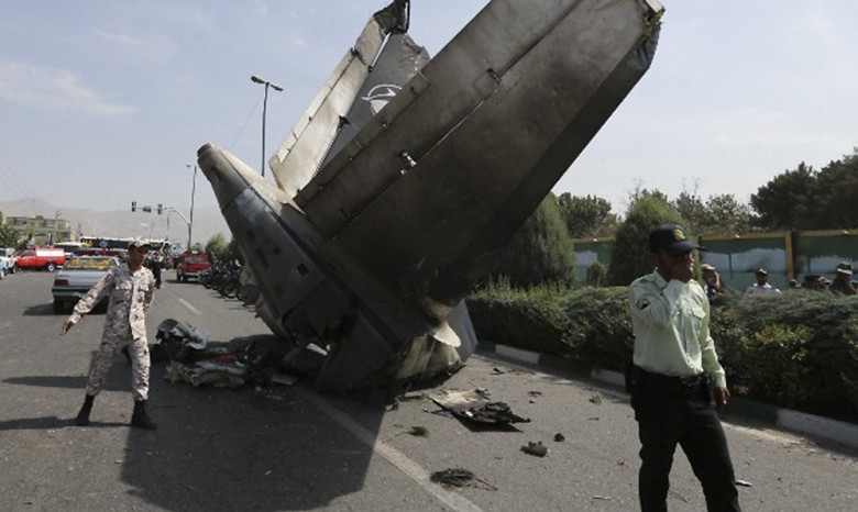 При падении самолета в Тегеране девять человек выжили