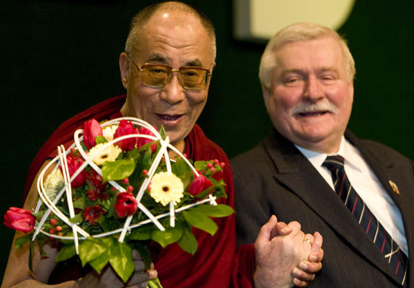 Далай-лама, Лех Валенса и другие нобелевские лауреаты-миротворцы призывают прекратить насилие в Украине