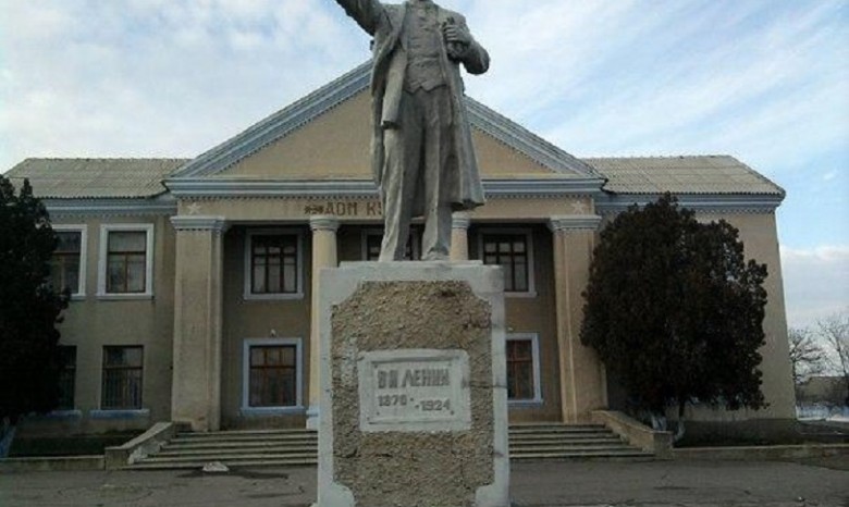 В Одесской области снесли два памятника Ленину