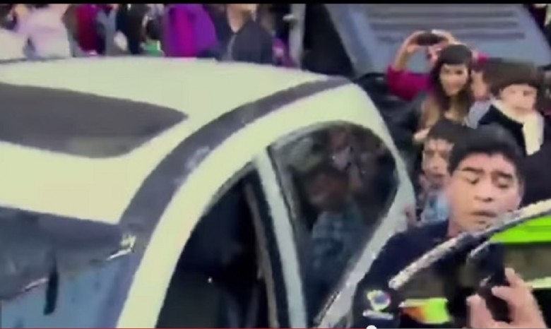 В интернете выложили видео, на котором Марадона бьет журналиста
