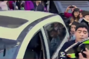 В интернете выложили видео, на котором Марадона бьет журналиста