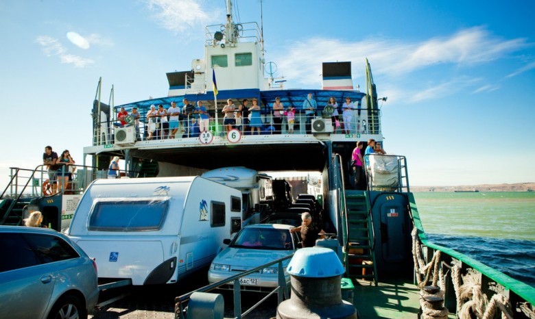 В порту Крым очередь на паром возросла до 2,7 тыс. машин