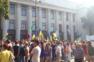 Под Радой требуют люстрации и отставки Кернеса, активисты перекрыли улицу Грушевского