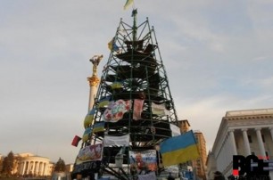 Сегодня разберут елку на столичном Майдане