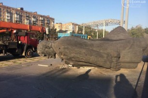 В Мариуполе свалили памятник Ленину