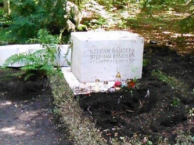 Неизвестные вандалы осквернили могилу Степана Бандеры в Мюнхене
