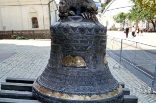 В Киево-Печерской Лавре установили 7-тонный колокол Всех Святых
