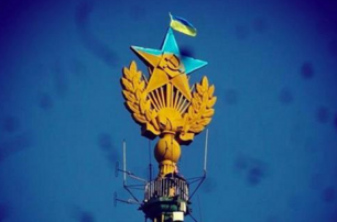 В Москве задержаны активисты, раскрасившие звезду на высотке в цвета украинского флага