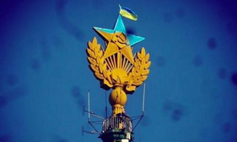 На одной из высоток Москвы вывесили украинский флаг