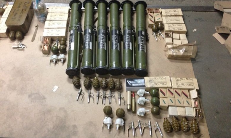В Киеве у «оплотовца» обнаружили арсенал боеприпасов, гранатометы и взрывчатку