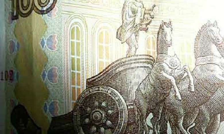 Центробанк не будет менять дизайн 100 рублей из-за члена Аполлона
