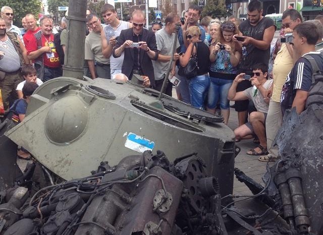 В Донецке ополченцы устроили выставку поврежденной боевой техники