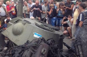 В Донецке ополченцы устроили выставку поврежденной боевой техники