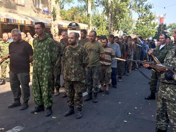 Ополчение ДНР провело про центру Донецка 50 пленных солдат