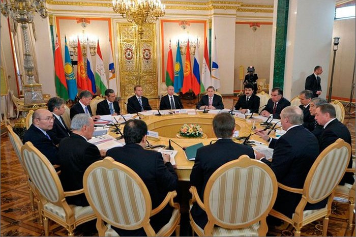 Песков допустил возможность личной встречи Путина и Порошенко